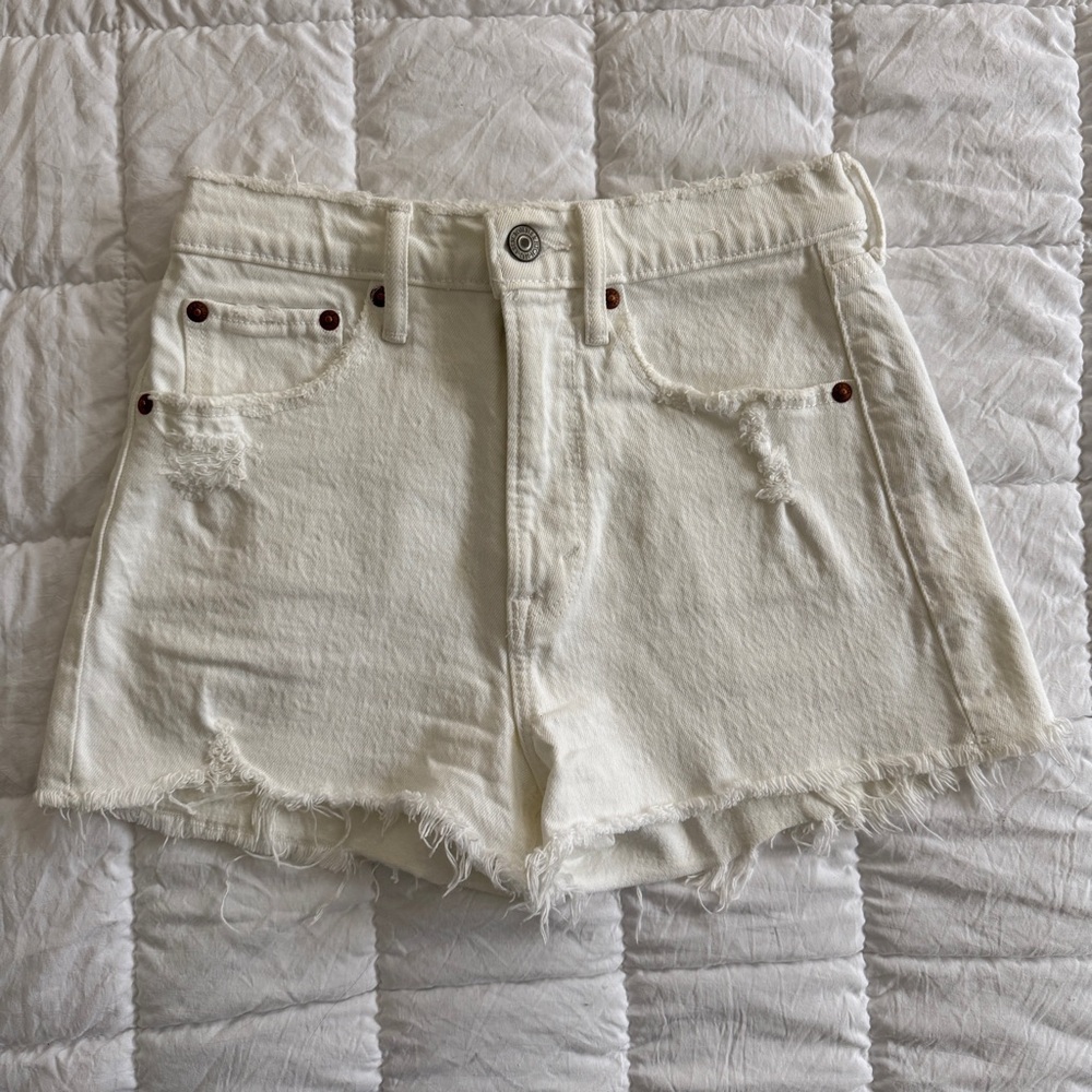 {Abercrombie & Fitch} White Frayed Hem Denim Jean High Waist Mom Shorts | 00/24